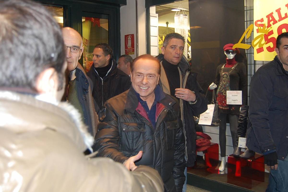 Berlusconi: "Italia in buone mani, avanti così 
Sinistra senza leader e idee, è debole e confusa"