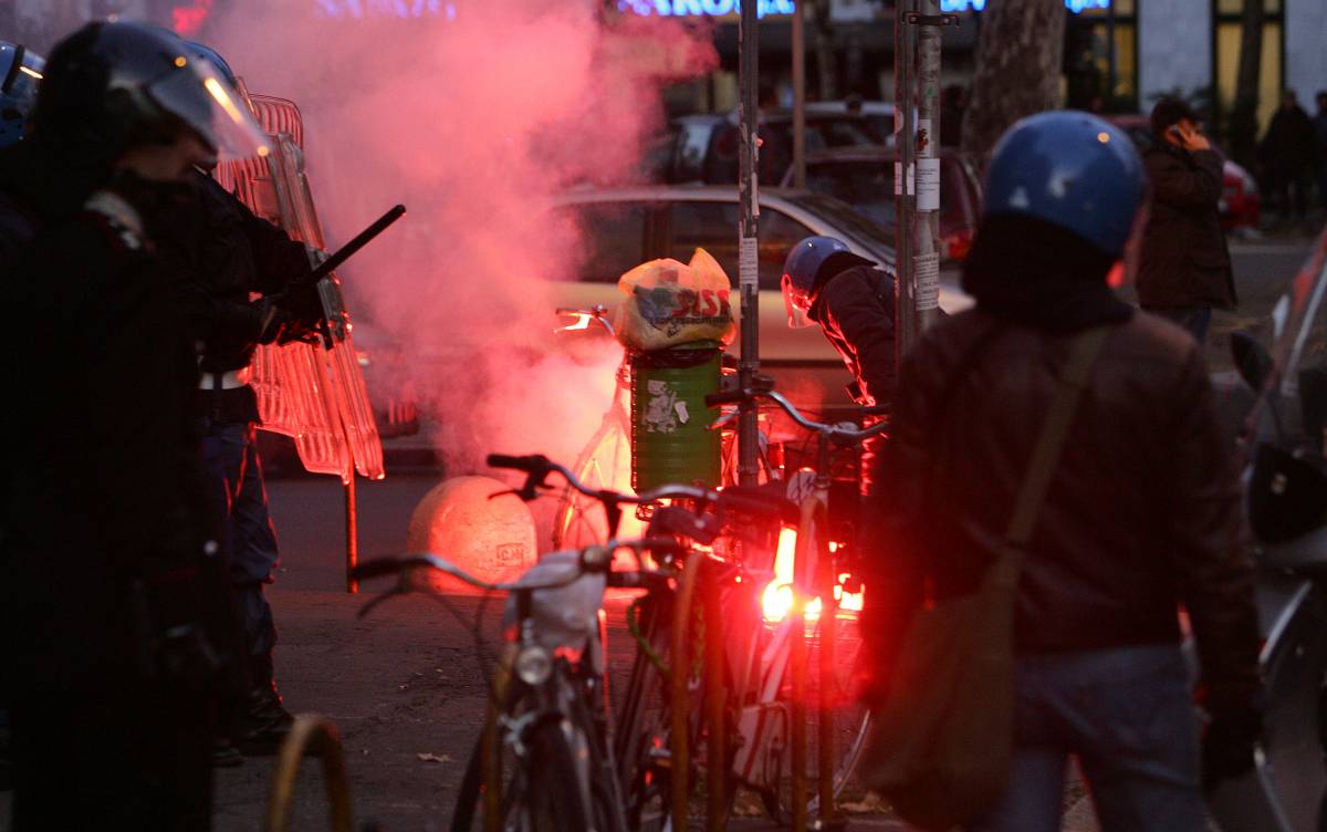 Roma, notte di guerriglia 
tifosi della Lazio-polizia 
alla festa per i 111 anni