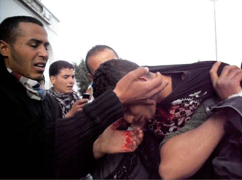 Tunisia, guerra di cifre sulle vittime: 50 morti 
La Ue: "Rilascio immediato dei manifestanti"