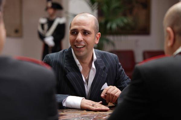 Checco Zalone insegue Benigni 
Successo meritato? Di' la tua