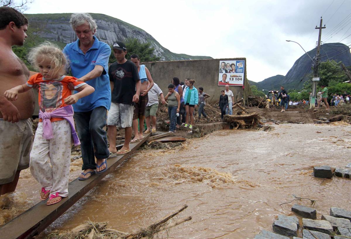 Maltempo devasta Brasile 
Piogge e frane: 400 morti 
"Uno scenario di guerra"