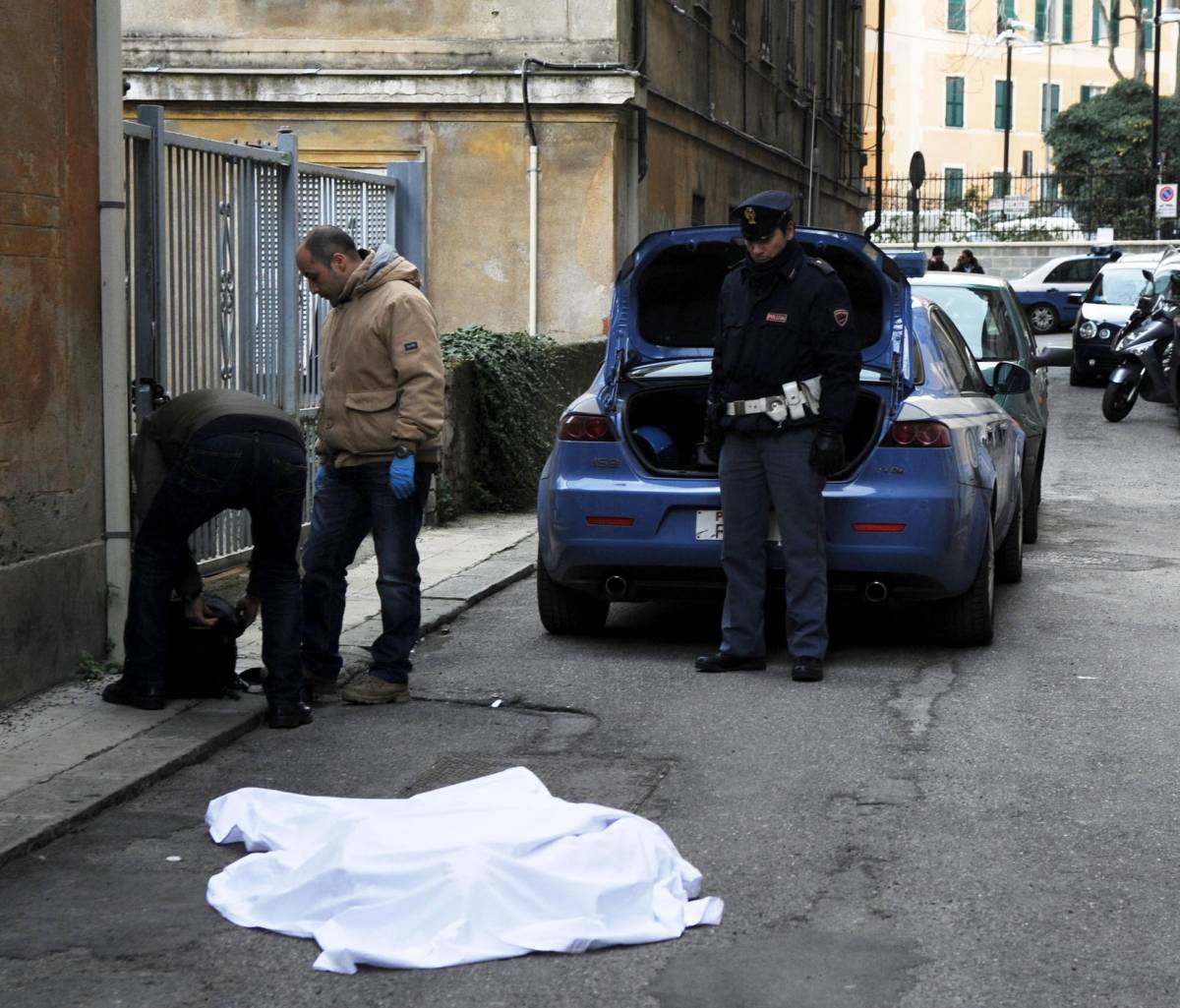 Quarantenne si getta da ponte Monumentale