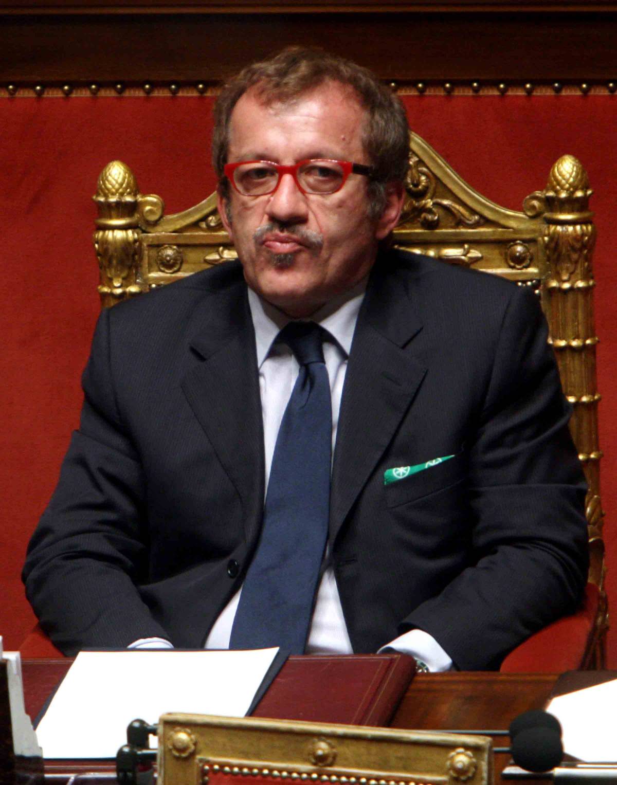 Maroni: "Siamo fedeli al premier"  
E il Pd rifiuta l’appello alla tregua