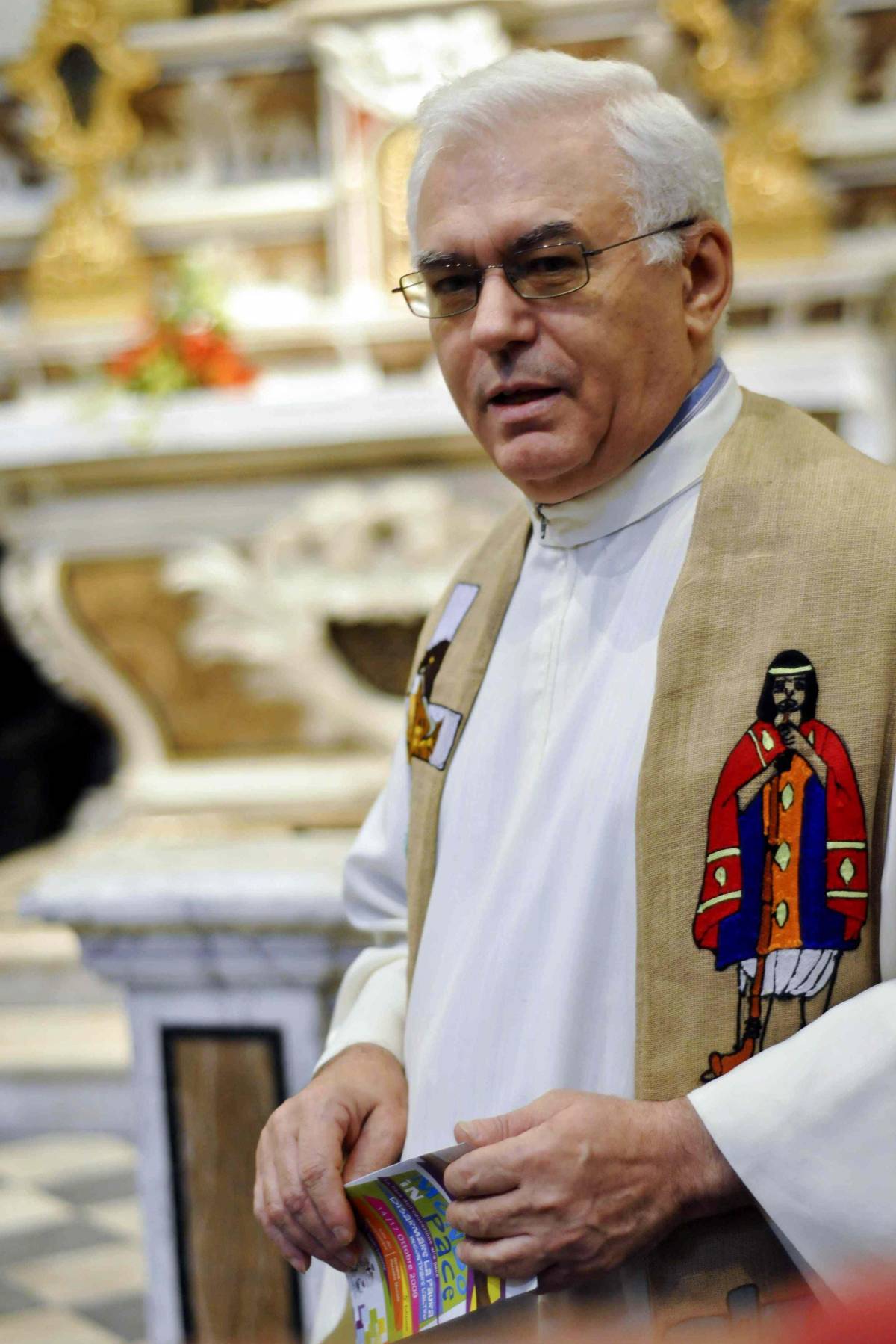 Il prete anti-Cav sbeffeggia vescovi e cardinali