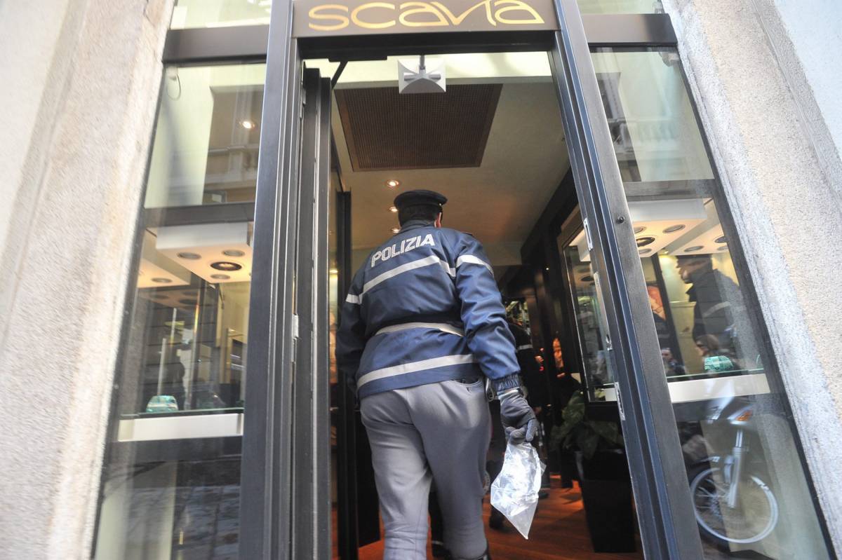 Milano, rapina da 5 milioni di euro 
Ladri vestiti da vigili in gioielleria