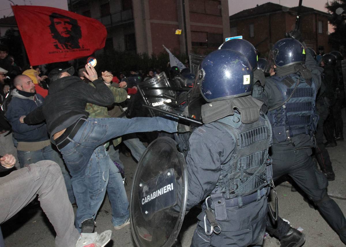 Arcore, guerriglia del popolo viola 
Tafferugli con la polizia: 2 arresti