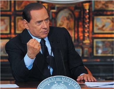 Berlusconi prevede una nuova ondata di fango  
"Vogliono la guerra civile, ma io tiro dritto"