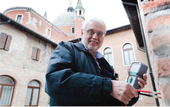 Si offre per salvare gratis 
il Colosseo fradicio 
ma nessuno gli risponde