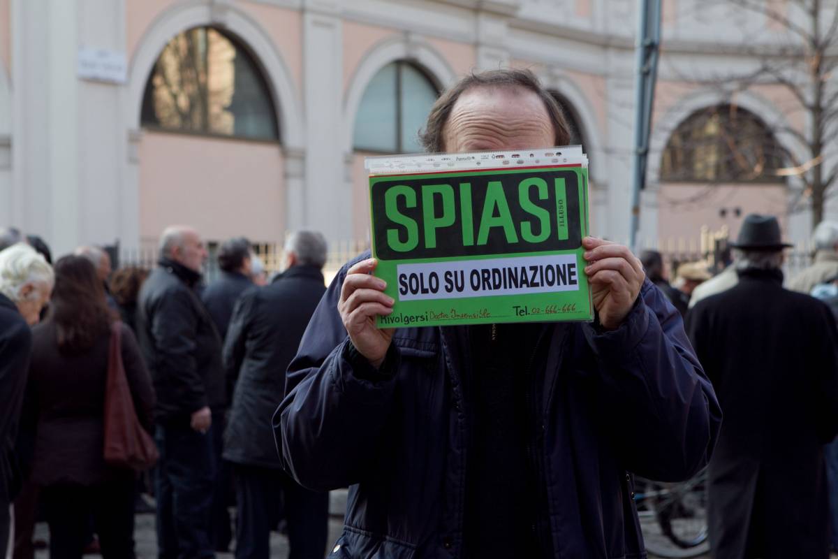 Tra la gente rimasta fuori: "È strapieno, non si passa"