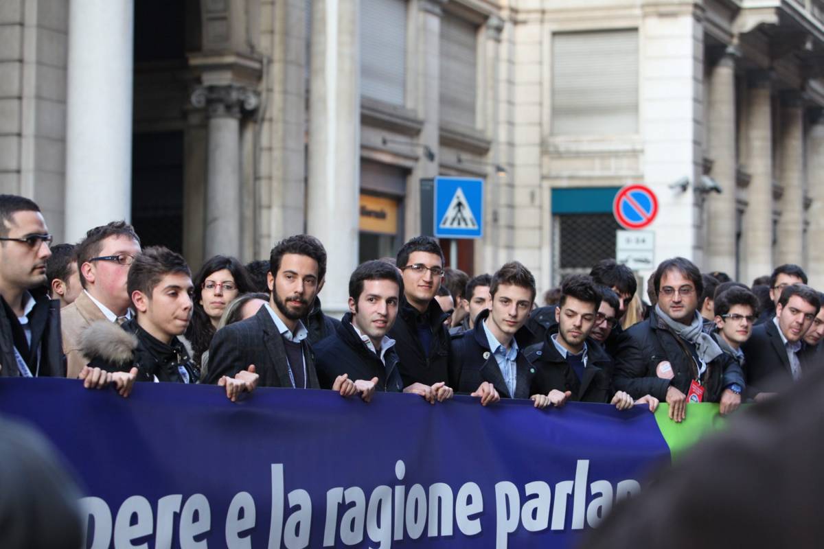 Finiani ambiziosi, ma la sala resta vuota. Poi vengono in corteo sotto il Giornale