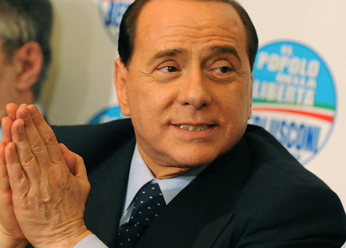 Berlusconi: "Piazza da vergogna contro di me" 
Poi su Napolitano: "Non scioglierà le Camere"