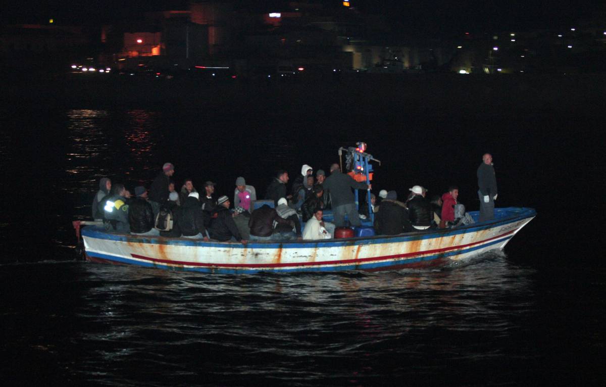 E' allarme a Lampedusa:  
riprendono gli sbarchi 
Domani vertice con il Cav