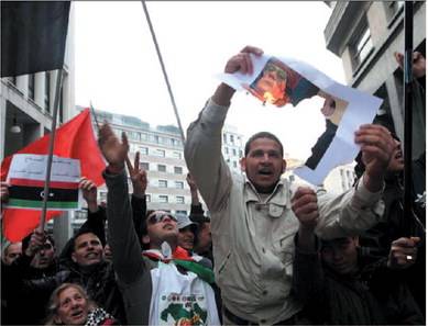 I nordafricani bloccano il centro e bruciano foto di Gheddafi e del premier