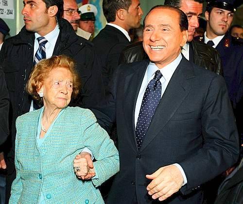 Repubblica senza pudore, superato ogni limite: 
usa mamma Rosa per gettar fango su Berlusconi