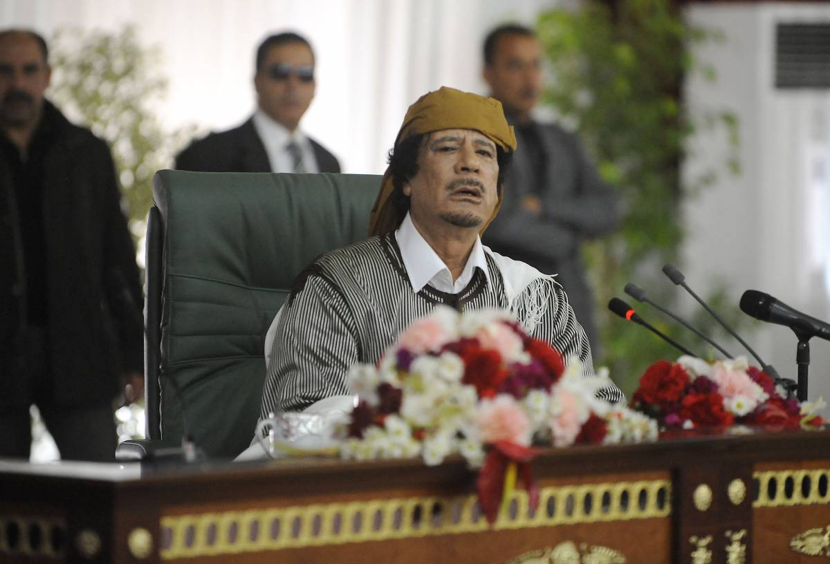 L'occidente non ferma Gheddafi 
I tank contro i ribelli: è strage