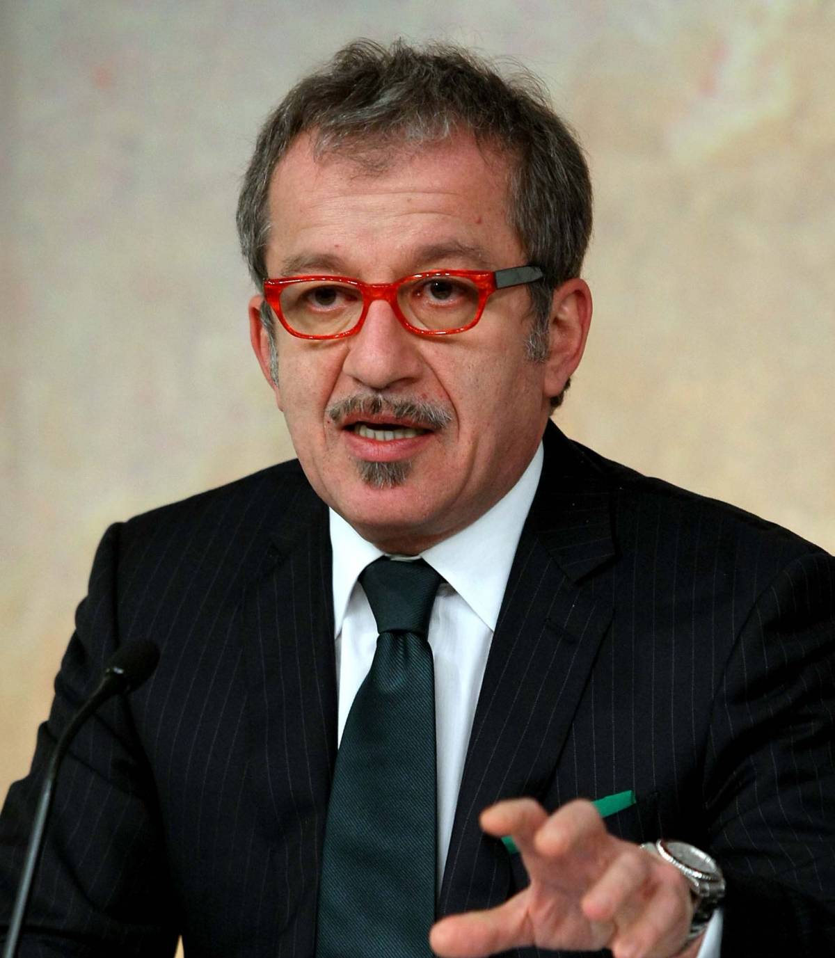 Maroni: "Ogni ora uno sbarco. Da soli non possiamo farcela"