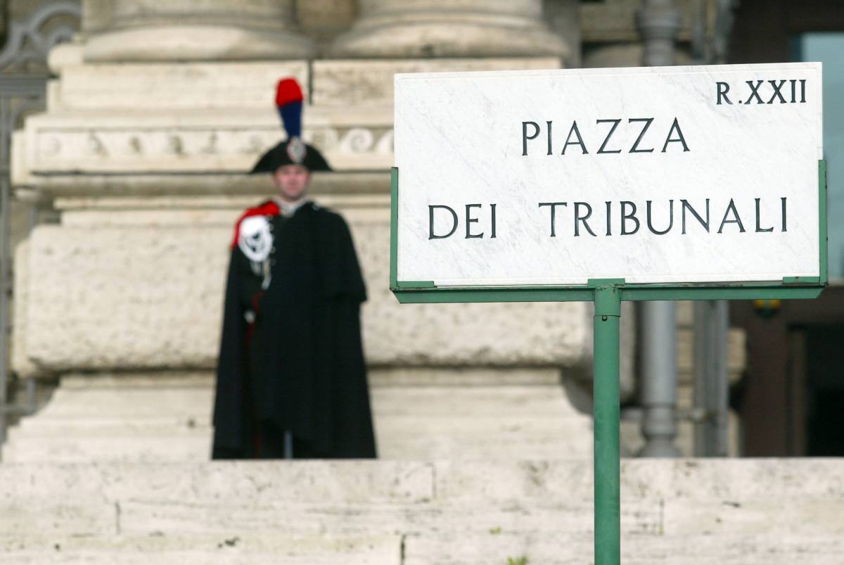 Magistrati all'assalto, svelate le mail golpiste: 
"Lo zietto Berlusconi deve togliere il disturbo"