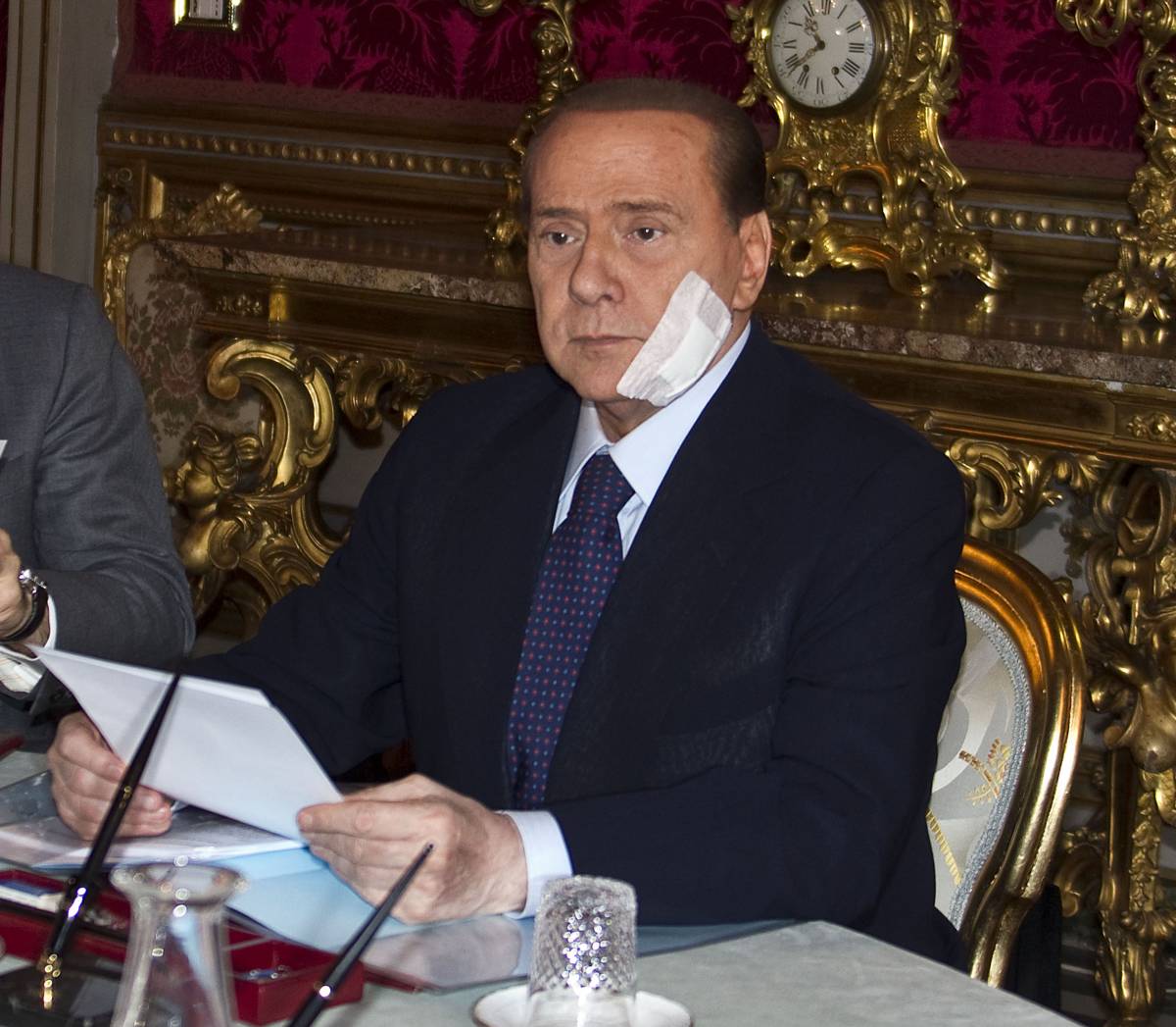 Berlusconi è già a lavoro 
Con un cerotto sul viso