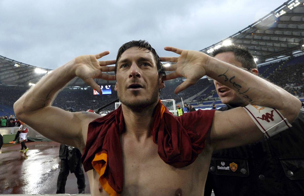 La Roma batte la Lazio per 2 a 0 
Doppietta di Totti, biancazzurri in 9