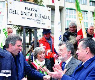 La sinistra canta «Bella ciao» al posto dell’Inno di Mameli