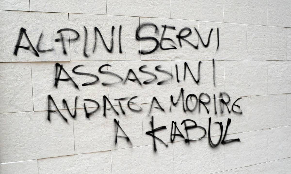 Una raccolta firme per far cancellare gli insulti ai soldati