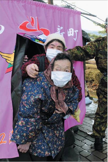 Fukushima, innalzato il livello d'allerta  
Allarme centrali: un "sarcofago" sul reattore