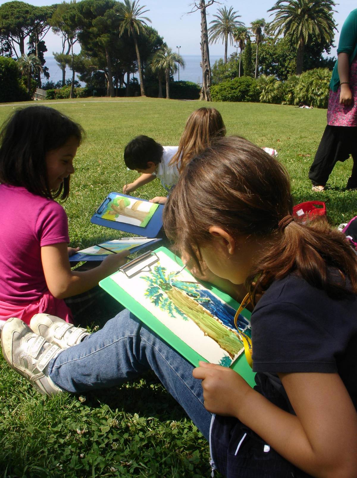 Festa di primavera: i bambini imparano a disegnare gli alberi