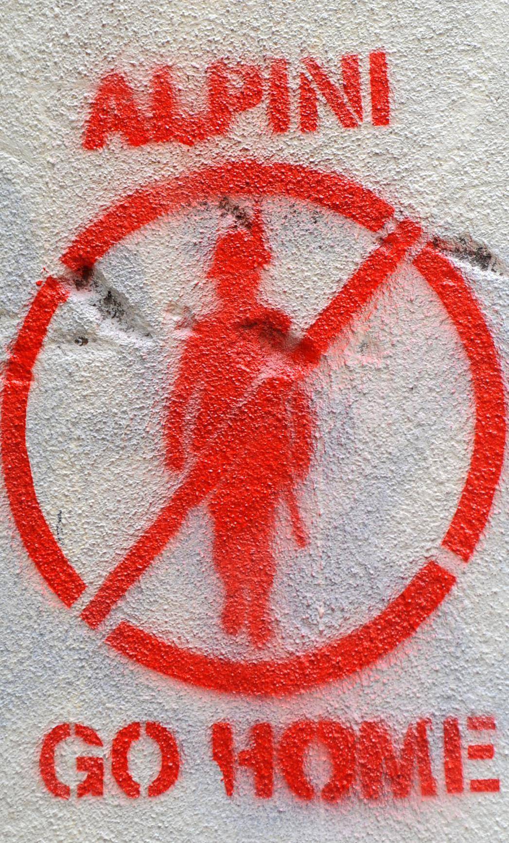 Graffiti contro i militari:  è gara per farli cancellare