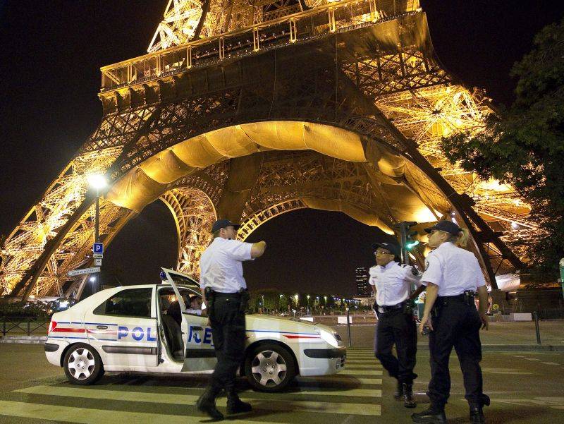 Francia, pacco sospetto: 
evacuata la torre Eiffel 
Era un falso allarme 