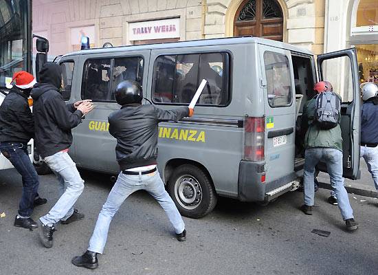 Scontri alla Mondadori  
Intolleranza dei Black bloc 
verso un libro di destra