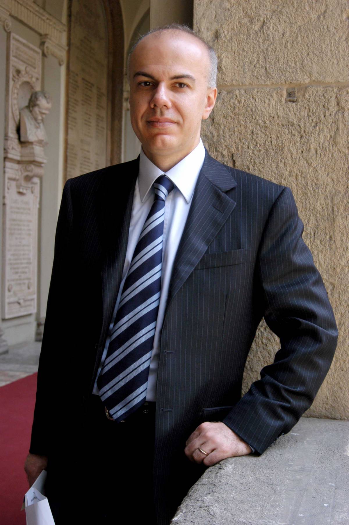 "A sinistra solo i veti dei signor no  
Per questo sto ancora con Letizia"