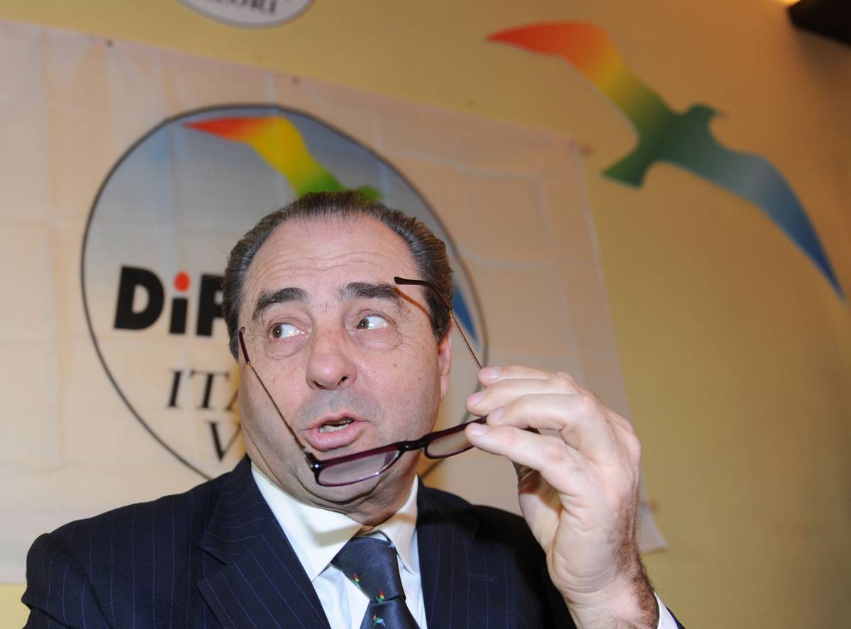 Anche Di Pietro scarica Vendola: "Ha esagerato" 
Ma Nichi tira dritto: "Non ho accusato nessuno"