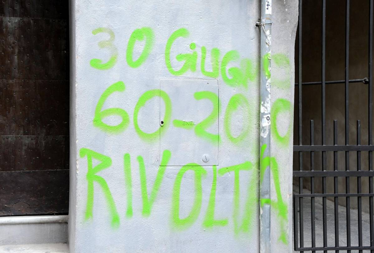 La promessa del Comune: «Via tutte le scritte dai muri»