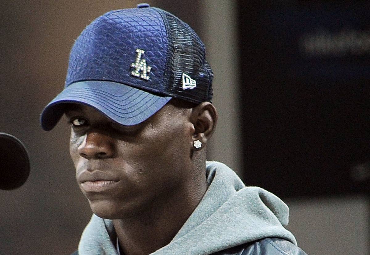 Ecco l'ultima di Balotelli  
Tira freccette ai ragazzi