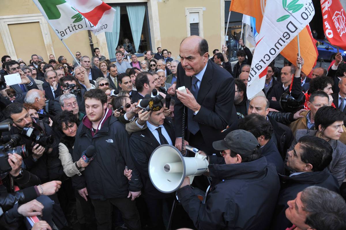 Monete, insulti e cori: assalto al governo dentro e fuori l’Aula