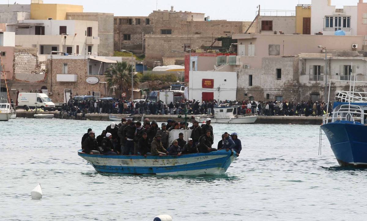 Lampedusa, è giallo su un gommone rovesciato  
Profughi: "11 morti", scettica la Guardia Costiera