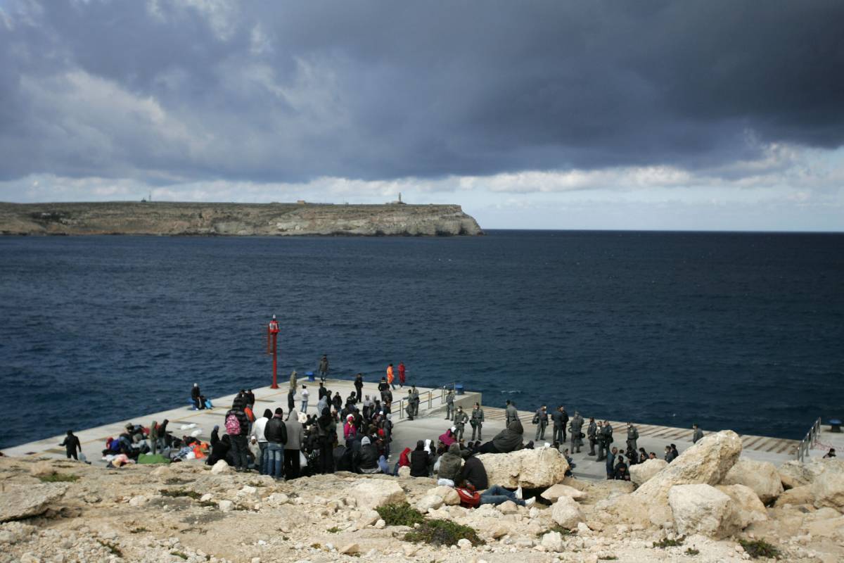 Lampedusa si svuota: via i primi 2.500