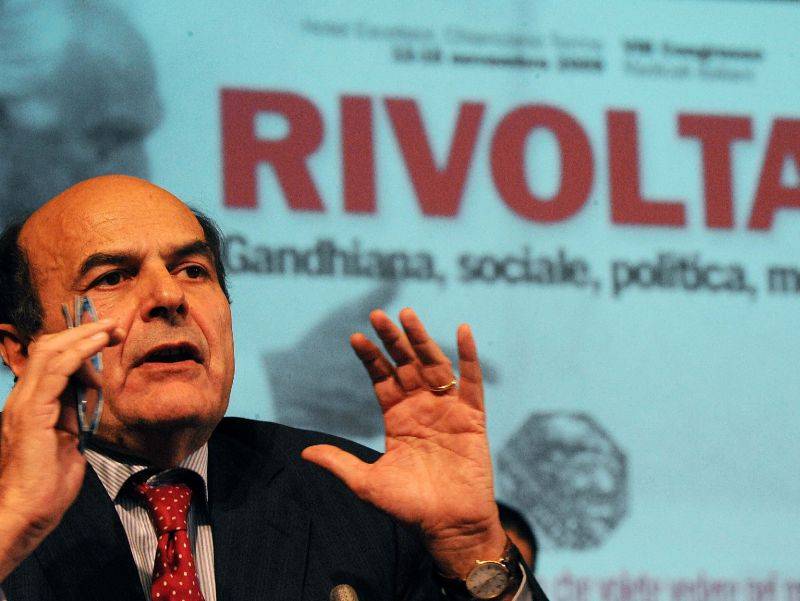 Bersani, il "democratico" 
lascia l'Aula per la piazza