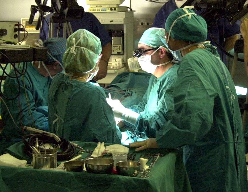 Gran Bretagna, chirurgo "Zorro" ammette: "Ho inciso le mie iniziali sul fegato di due pazienti"