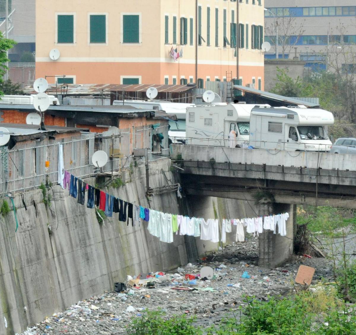 Un anno dopo la discarica dei rom è sempre più ricca