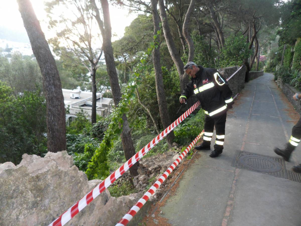 Capri, crolla un parapetto 
con vista sui Faraglioni