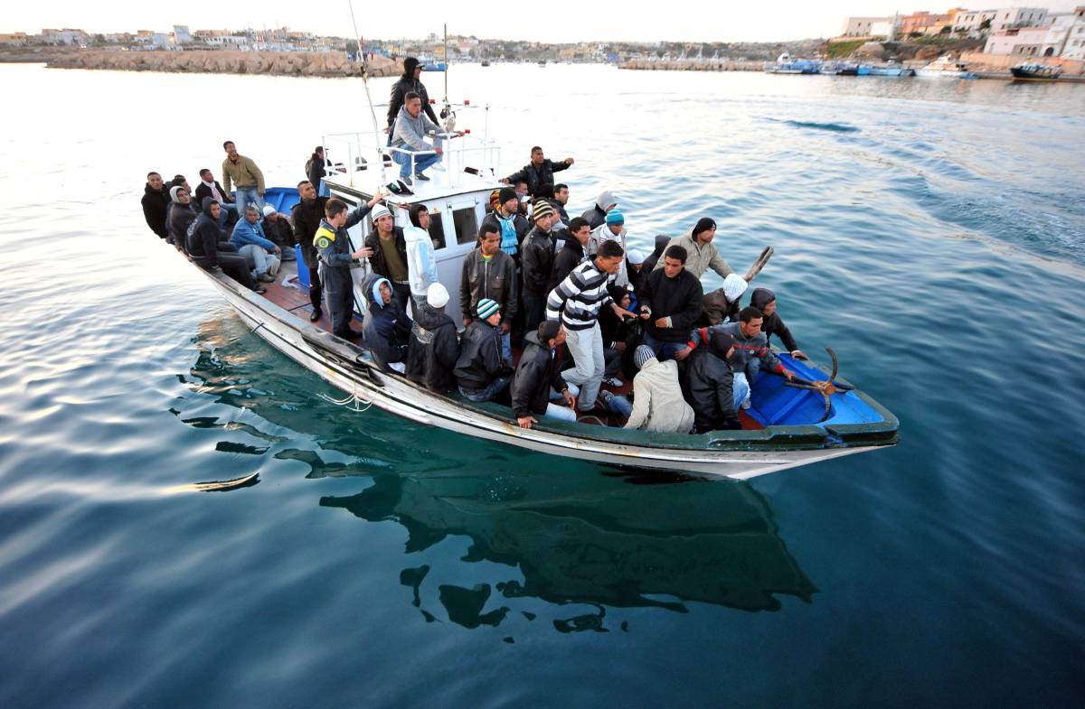 Immigrati, l'ultimatum di Maroni: 
"Sì ai permessi o fuori da Schengen"