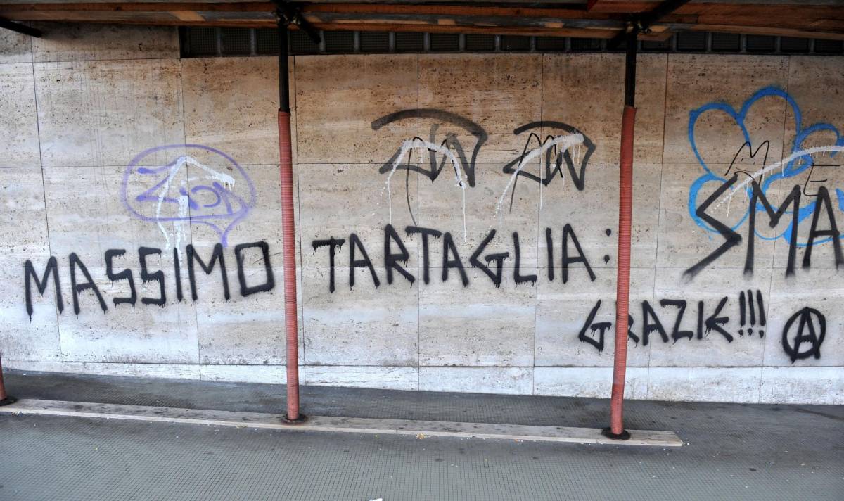 Il Comune mantiene la promessa e inizia a cancellare le scritte