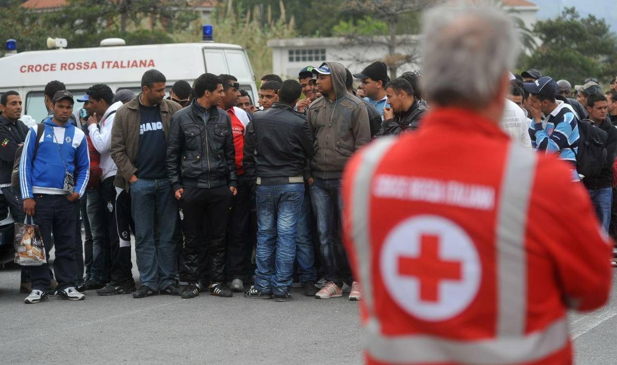 Ventimiglia stracolma, immigrati in tutta la città