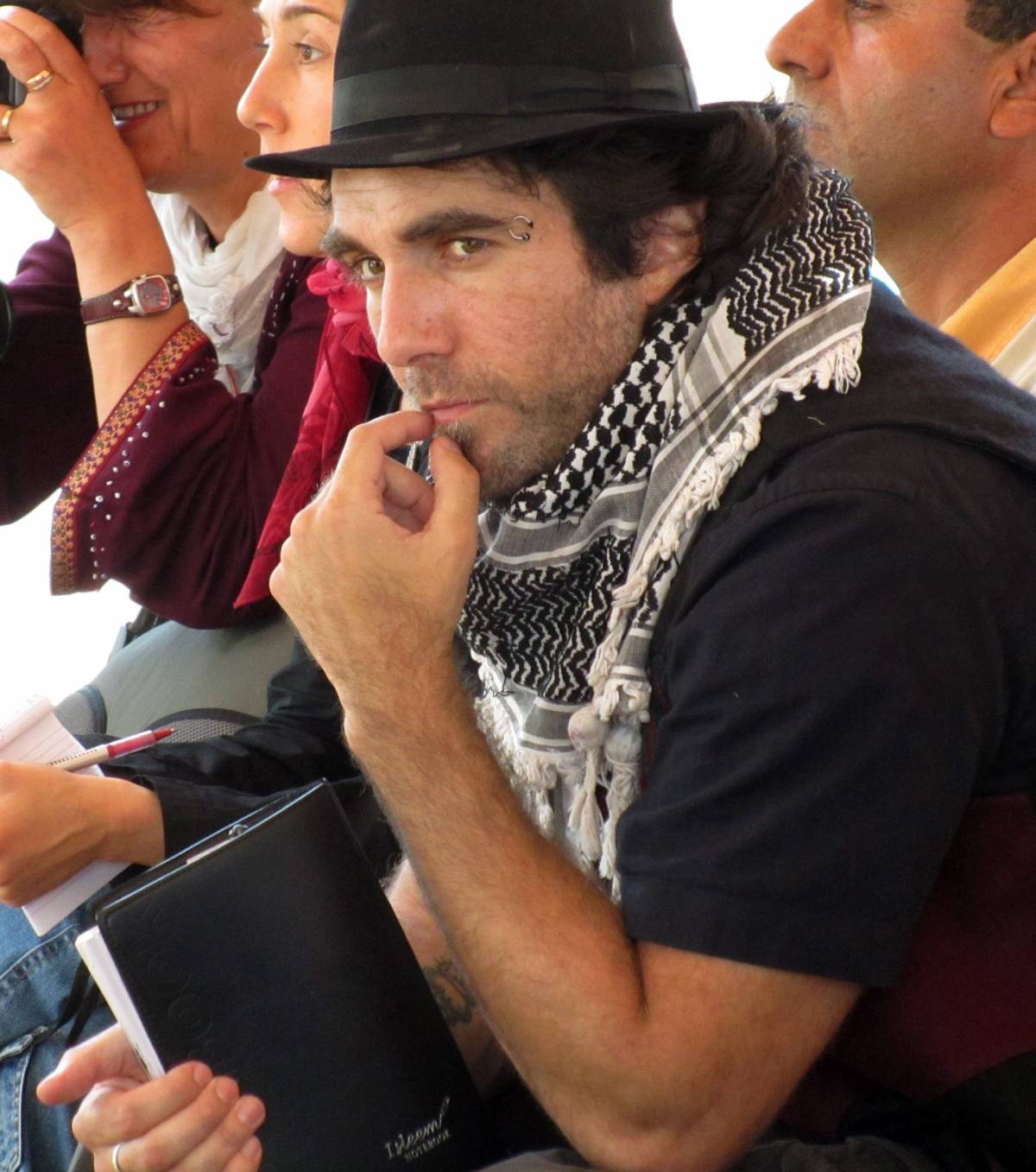 Dolore e silenzio nel paese di Vittorio Arrigoni
