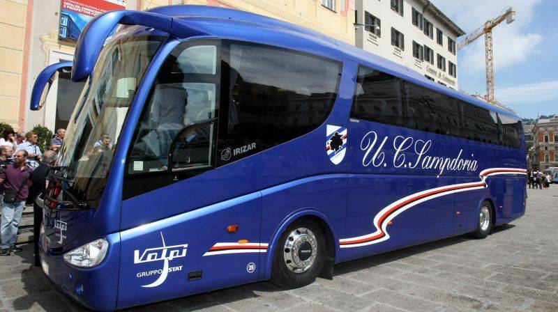 Tifosi attaccano il pullman della Sampdoria 
Minacce ai giocatori: se retrocedete morirete