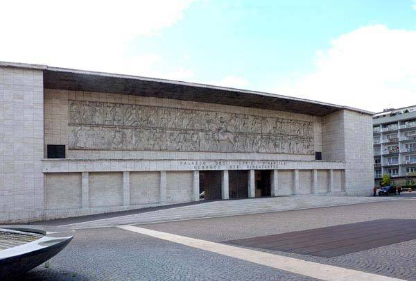 Ma a Bolzano fa ancora paura Mussolini? 
"C'è il Duce a cavallo, murate il monumento"