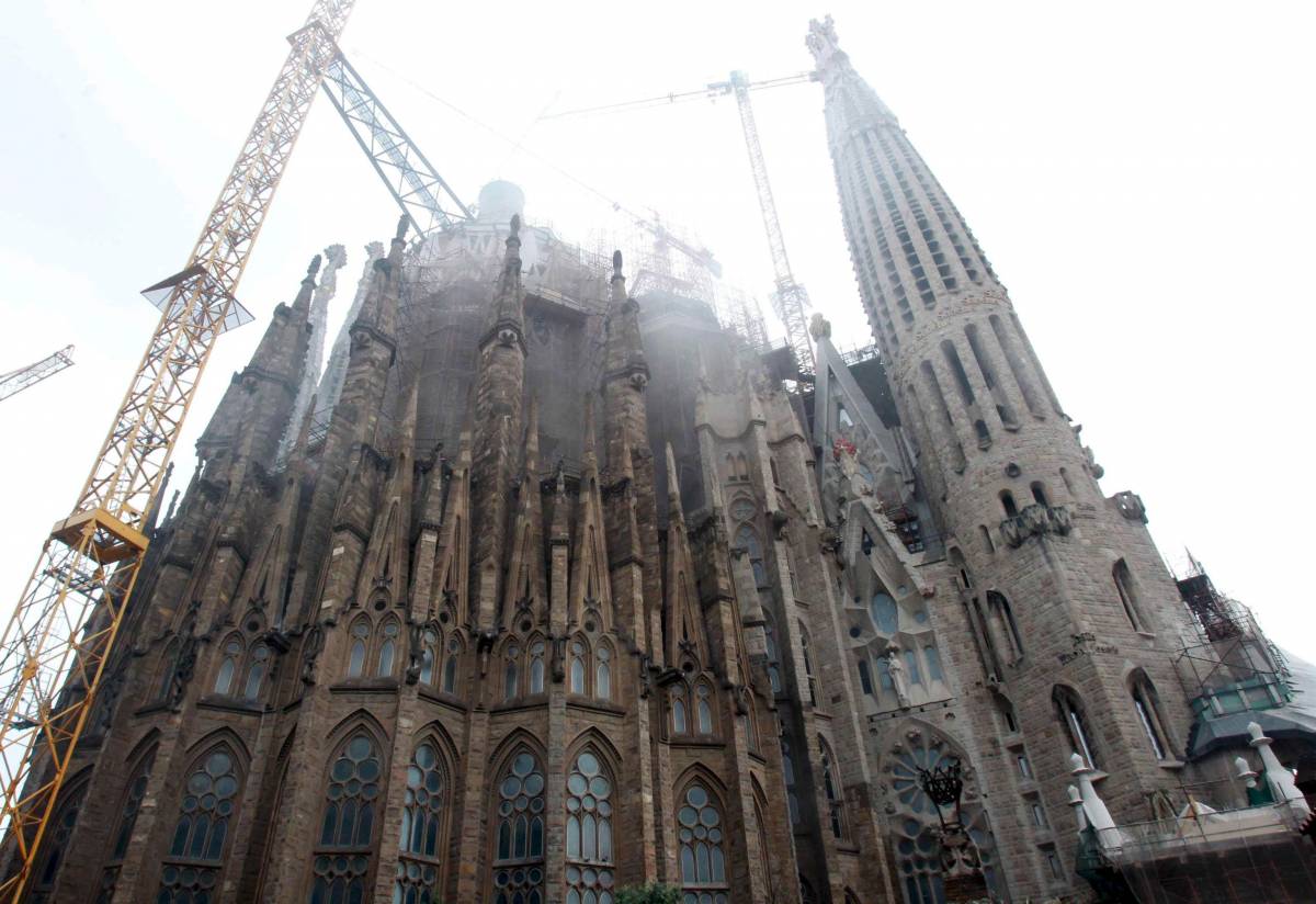 Barcellona, fiamme nella Sagrada Familia 
Evacuati 1500 turisti, già arrestato il piromane