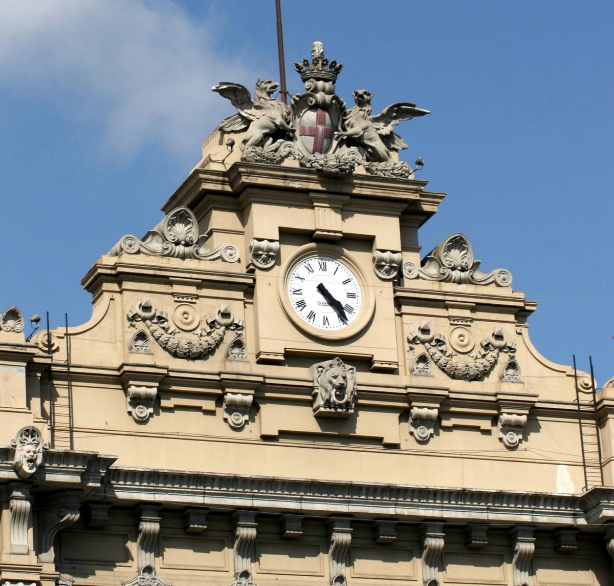 Terrore in stazione, con la pistola minaccia edicolante