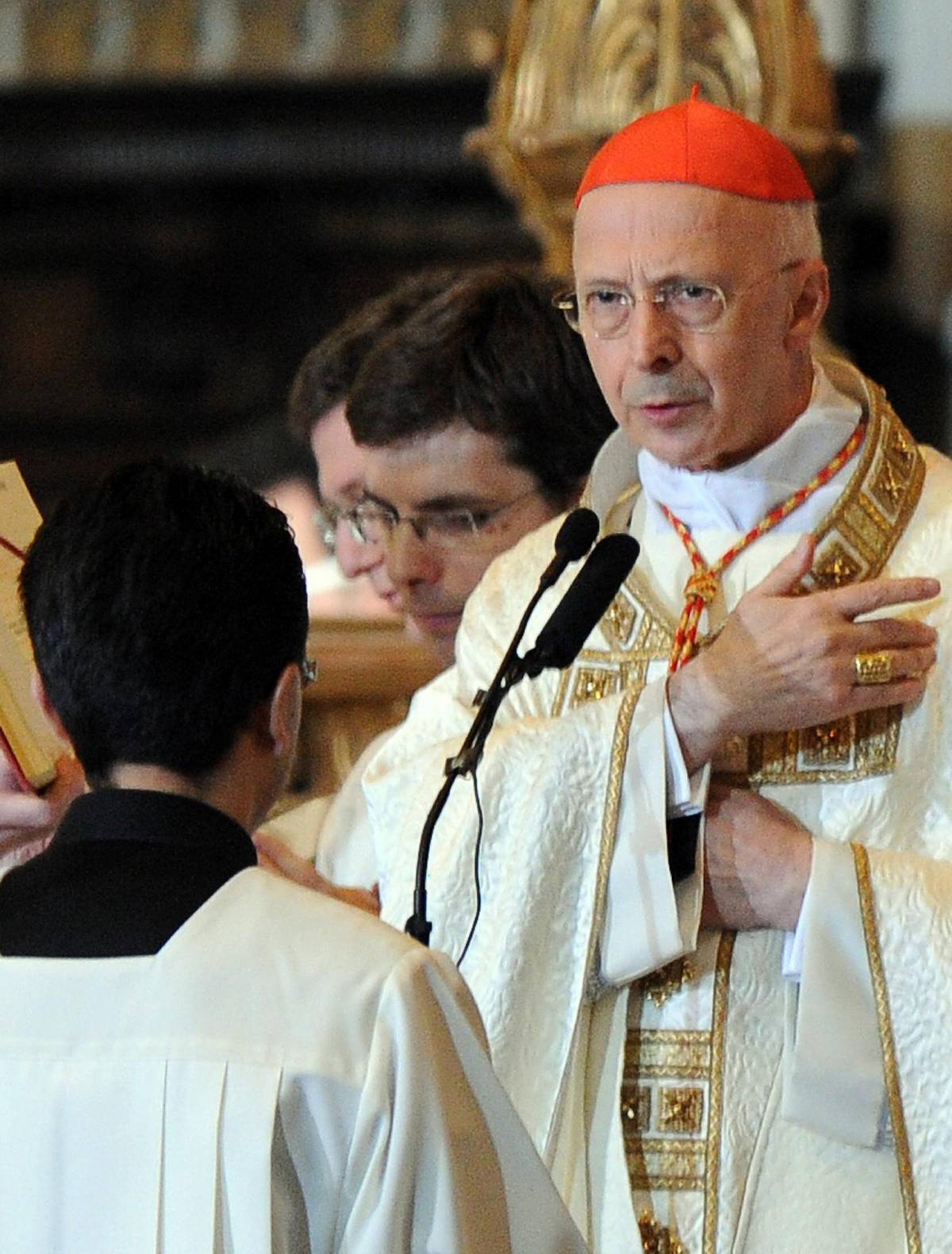 Il cardinale richiama i suoi preti: «Non agite secondo le vostre idee»